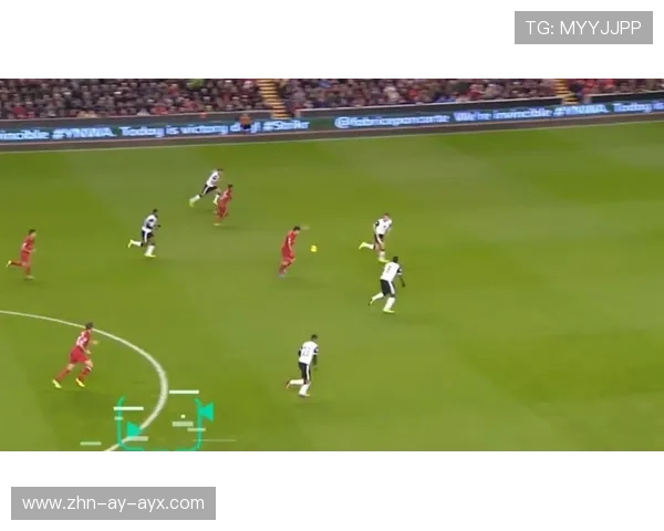 足球友赛凌空打门令人意想不到：激情与惊喜的完美结合